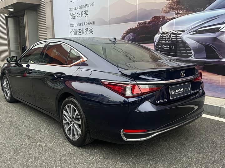 Фото 13 - Lexus ES