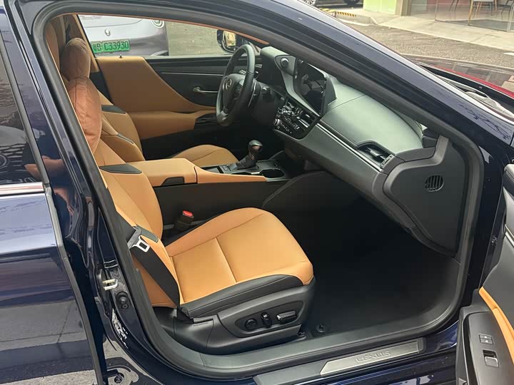 Фото 6 - Lexus ES