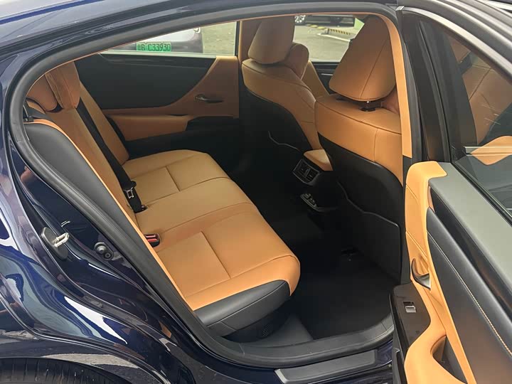 Фото 7 - Lexus ES