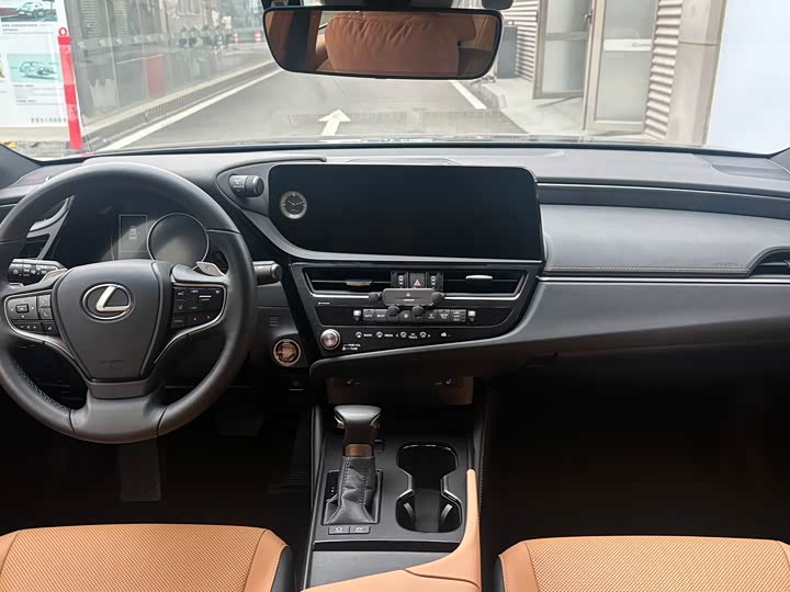 Фото 8 - Lexus ES