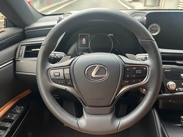 Фото 9 - Lexus ES