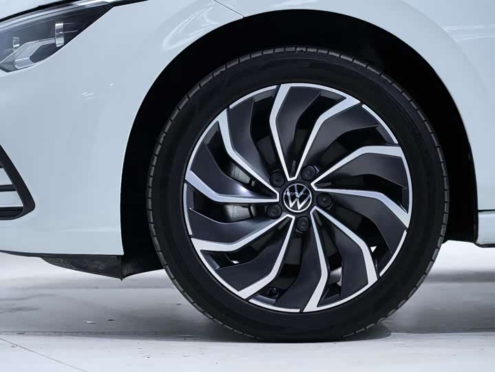 Фото 11 - Volkswagen Golf