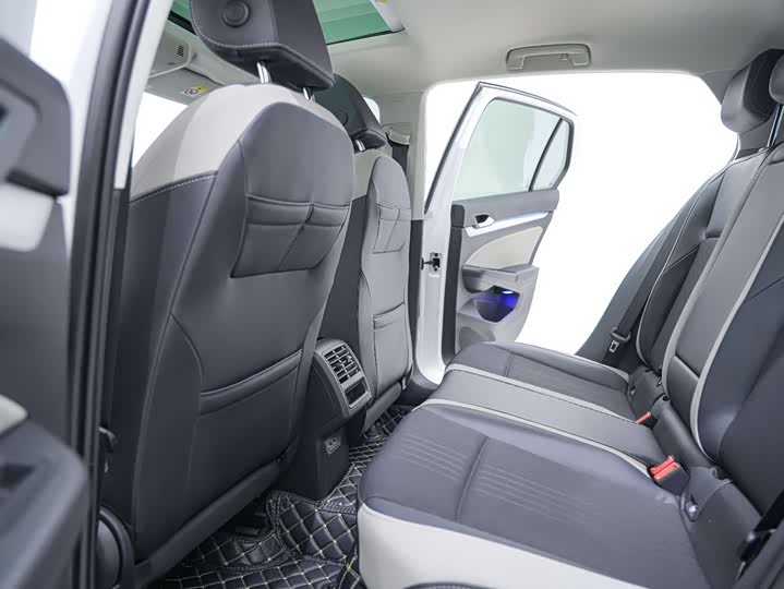 Фото 17 - Volkswagen Golf