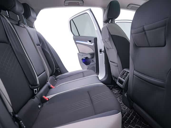 Фото 18 - Volkswagen Golf