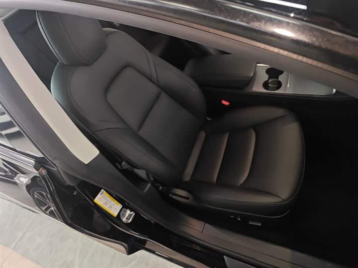 Фото 25 - Tesla Model 3