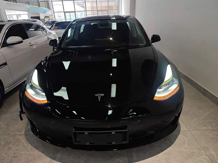 Фото 3 - Tesla Model 3