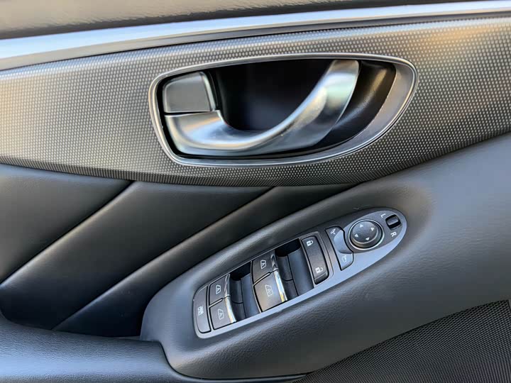 Фото 17 - Infiniti Q50L