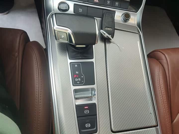 Фото 14 - Audi A6L