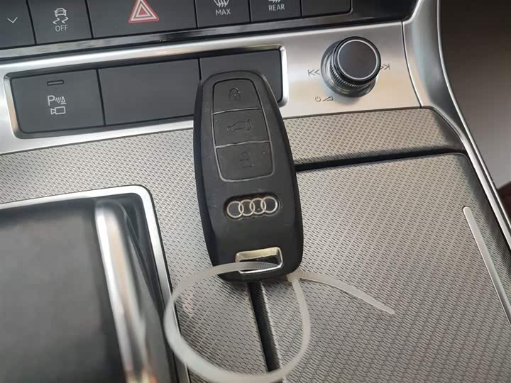 Фото 9 - Audi A6L
