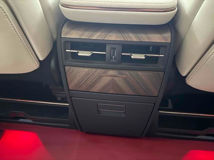 Фото 17 - Lexus LM