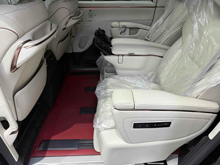 Фото 9 - Lexus LM