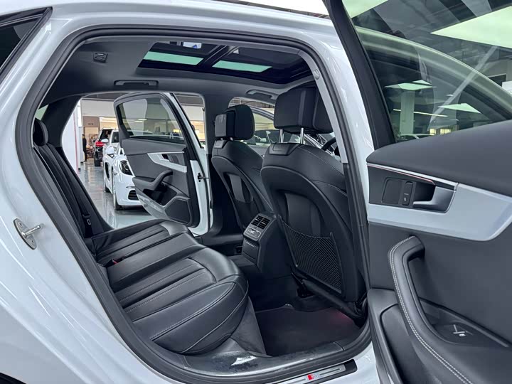 Фото 13 - Audi A4L