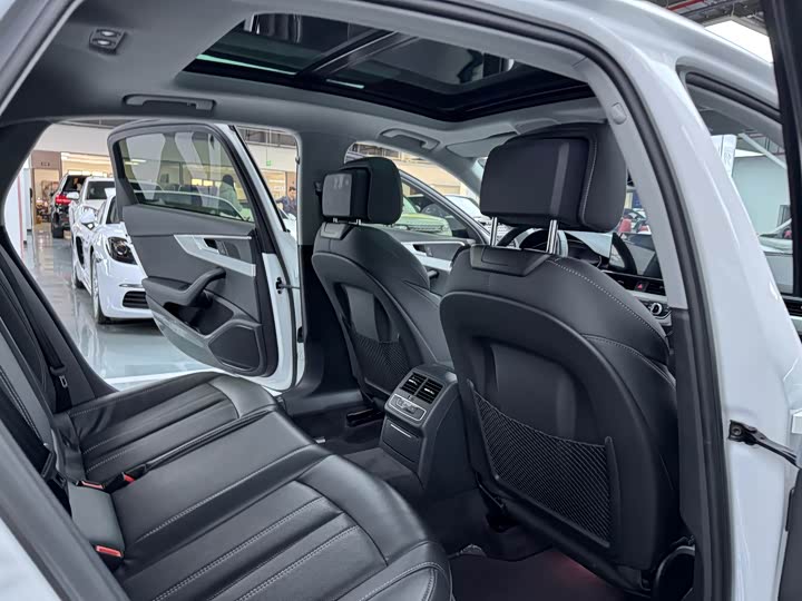 Фото 14 - Audi A4L