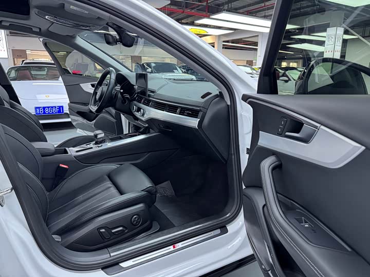 Фото 15 - Audi A4L