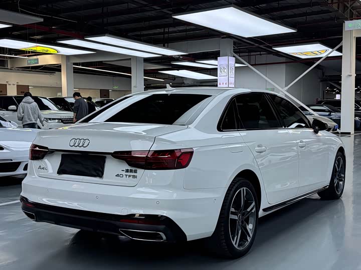 Фото 18 - Audi A4L