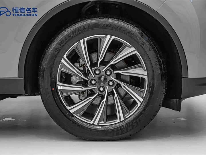 Фото 11 - Lincoln Aviator