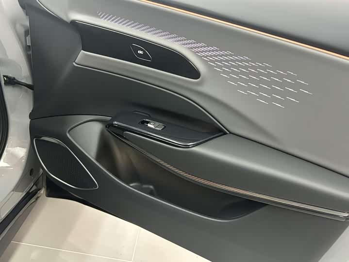 Фото 11 - Hongqi EH7