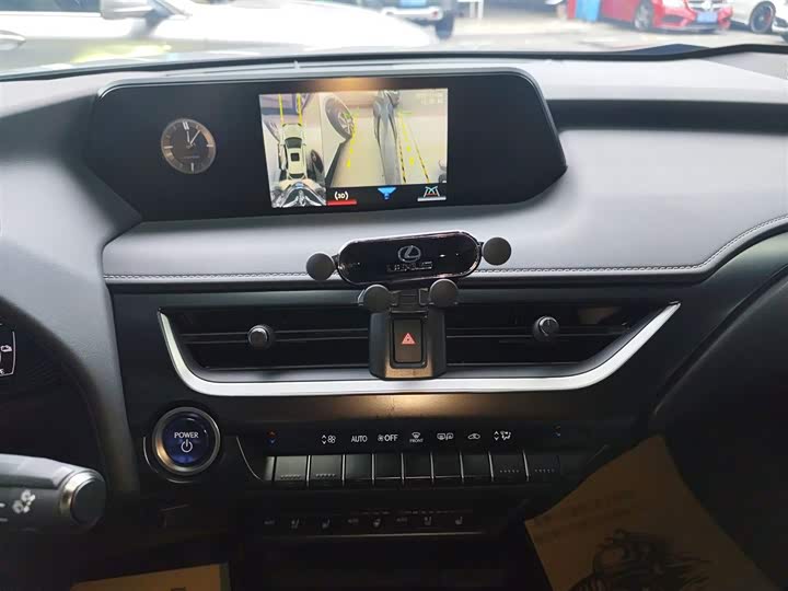 Фото 13 - Lexus UX Hybrid