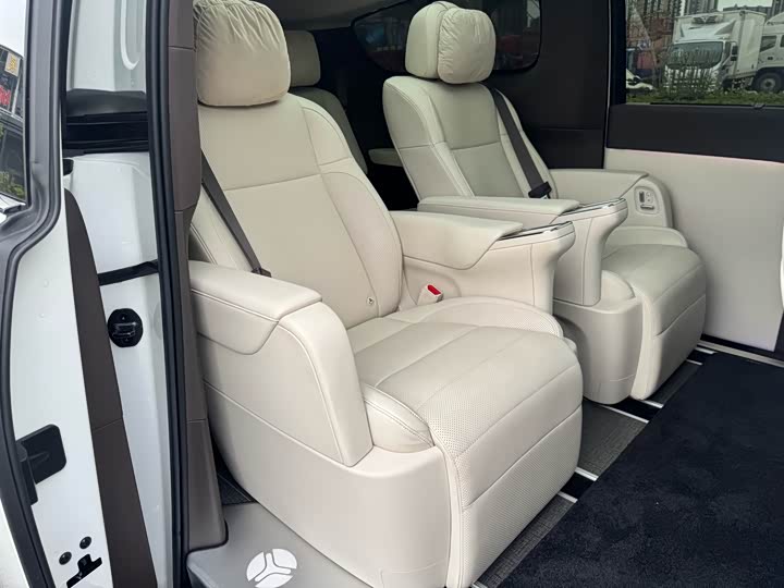 Фото 17 - LiXiang Mega