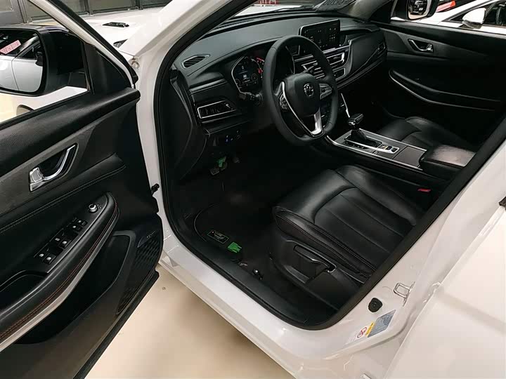 Фото 16 - Changan CS75