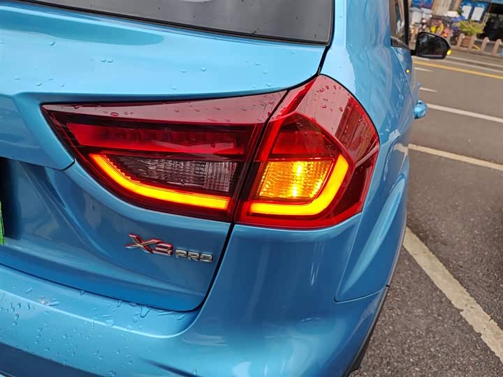 Фото 8 - Geely Vision X3