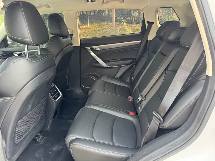 Фото 11 - Geely Atlas