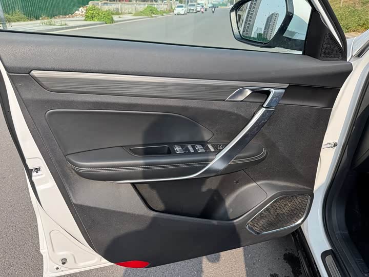 Фото 8 - Geely Atlas