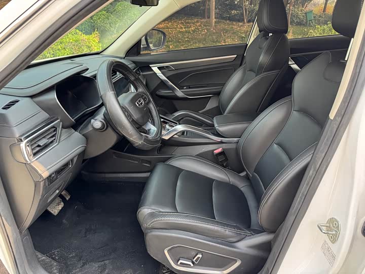 Фото 9 - Geely Atlas