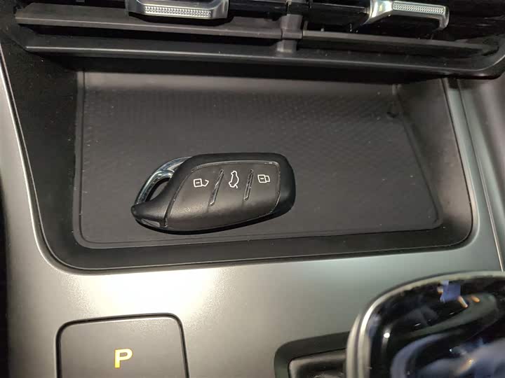 Фото 9 - Roewe RX5 Hybrid