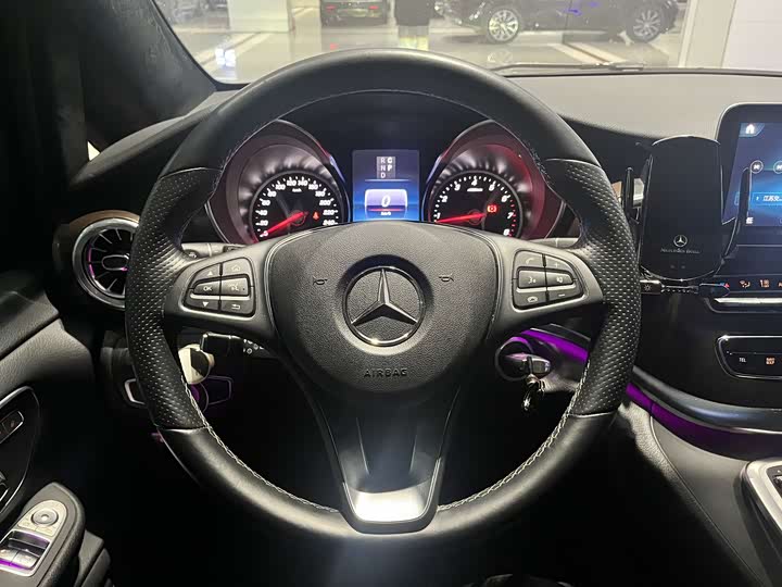 Фото 10 - Mercedes-Benz V-Class