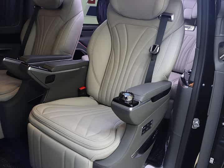 Фото 15 - Mercedes-Benz V-Class