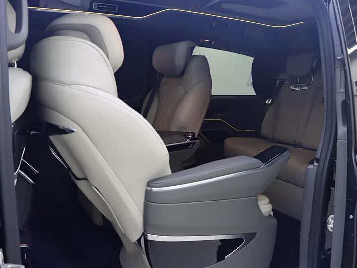 Фото 18 - Mercedes-Benz V-Class