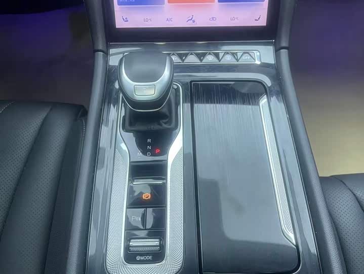 Фото 16 - Hongqi H5