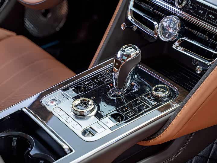 Фото 12 - Bentley Flying Spur Hybrid