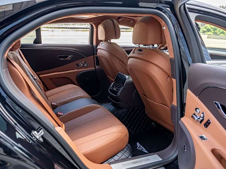 Фото 18 - Bentley Flying Spur Hybrid