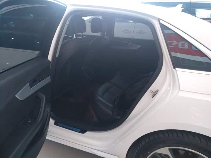 Фото 17 - Audi A4L