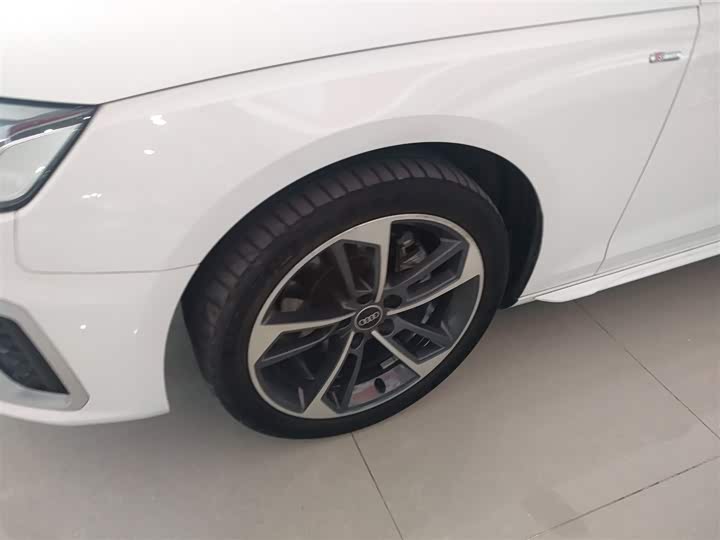 Фото 23 - Audi A4L