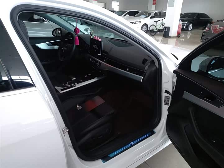 Фото 25 - Audi A4L