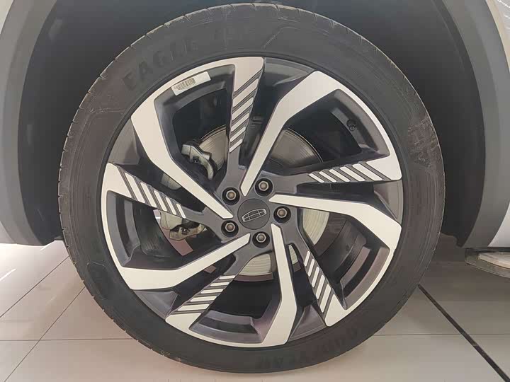 Фото 13 - Geely Monjaro