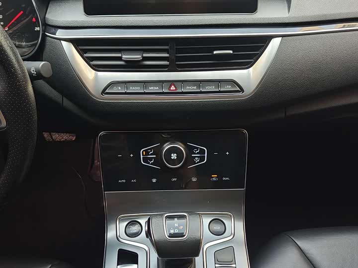 Фото 11 - Hongqi H5