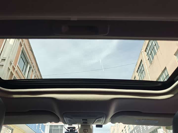 Фото 14 - Hongqi H5