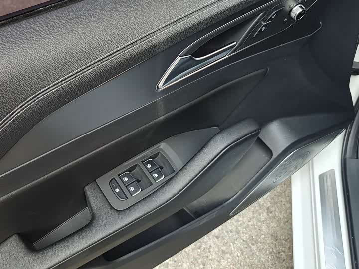 Фото 8 - Hongqi H5