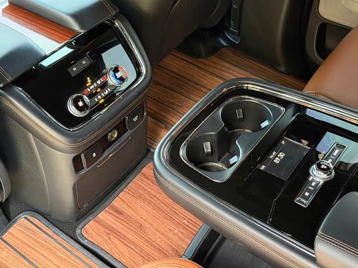 Фото 7 - Lincoln Navigator