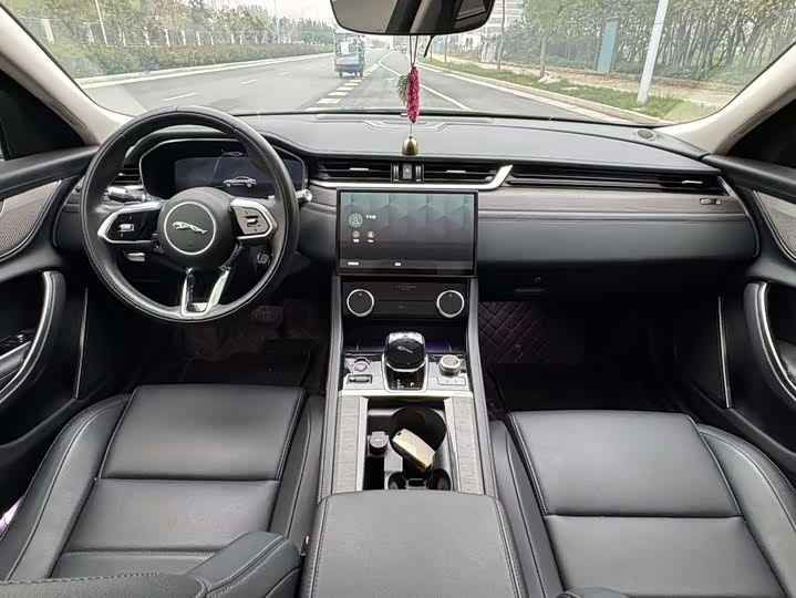 Фото 8 - Jaguar XF L