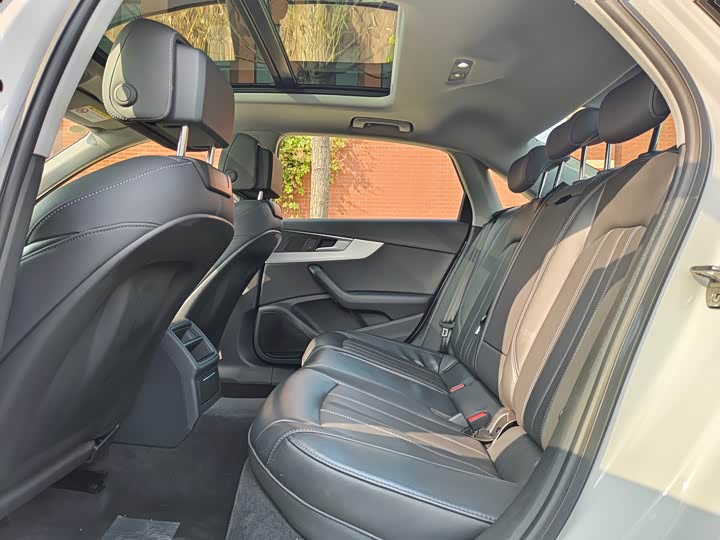 Фото 12 - Audi A4L