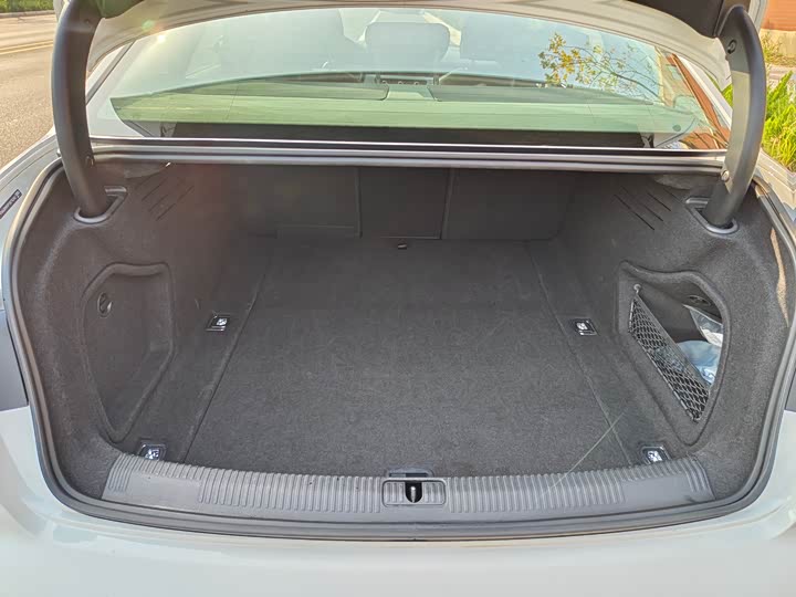 Фото 13 - Audi A4L