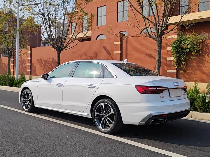 Фото 17 - Audi A4L