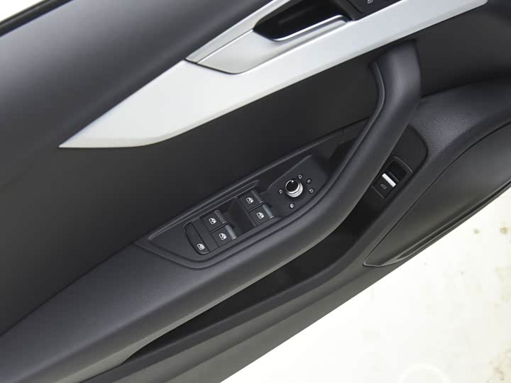 Фото 24 - Audi A4L