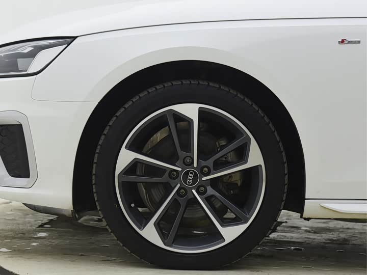 Фото 5 - Audi A4L