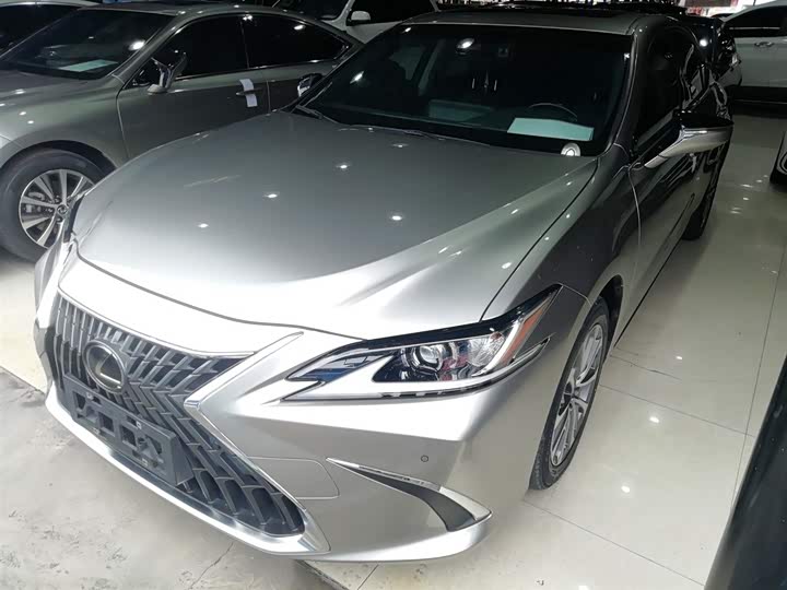 Фото 1 - Lexus ES